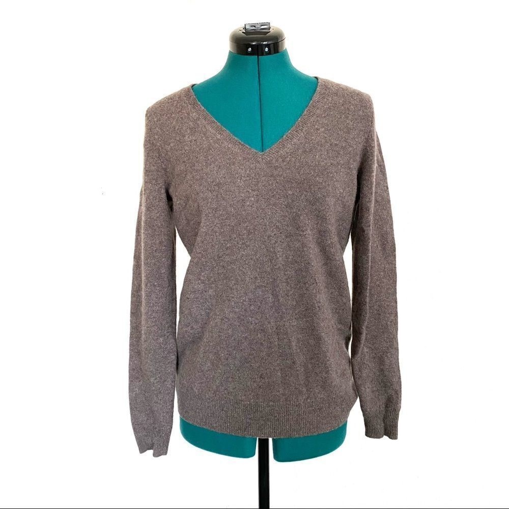 C By Bloomingdales V-Neck 100% cashmere sweater